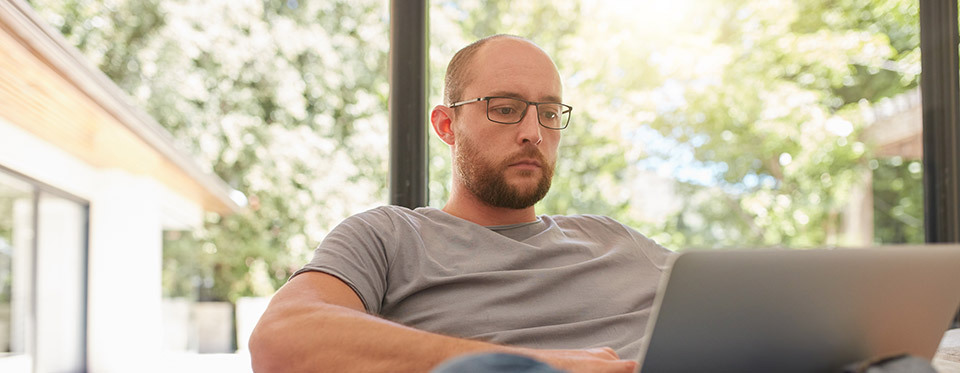 Image of a joung man working at the PC